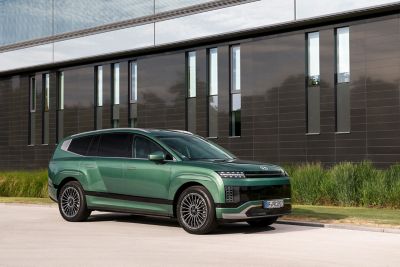 Hyundai IONIQ 9 rechtsvoor stilstaand voor gebouw