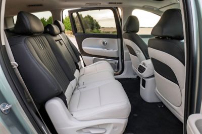 Hyundai IONIQ 9 ruimte achterbank tweede zitrij open deur