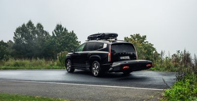 IONIQ 9 med tilbehøret tilhengerfeste, lasteboks og takboks. Foto.