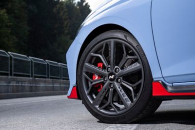 The 18” alloy wheels on the Hyundai i20 N.