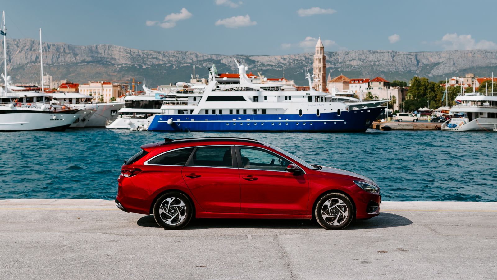 červený Hyundai i30 kombi v prístave 