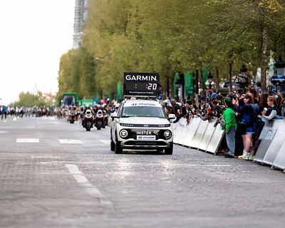Hyundai INSTER, voiture officielle en plein Paris