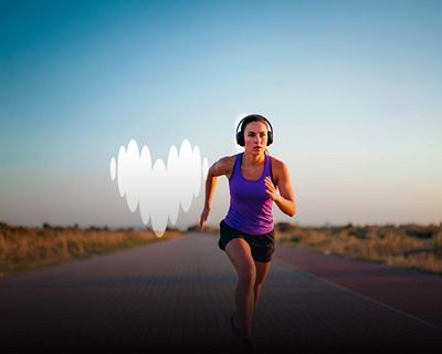 Une femme en plein running avec le coeur Deezer