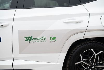 Okleina Fundacji Nasza Ziemia Sprzątanie Świata na bocznych drzwiach modelu Hyundai TUCSON Plug-in Hybrid