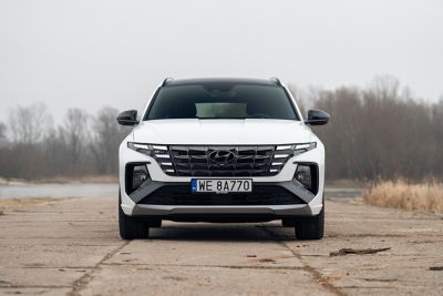 Hyundai TUCSON Plug-in Hybrid zaparkowany frontem