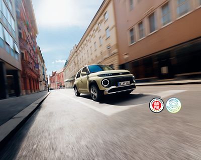 Hyundai INSTER roule sur une route