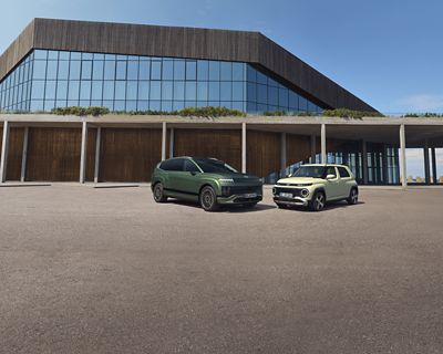 Hyundai IONIQ 9 et Hyundai INSTER garés devant un batiment moderne