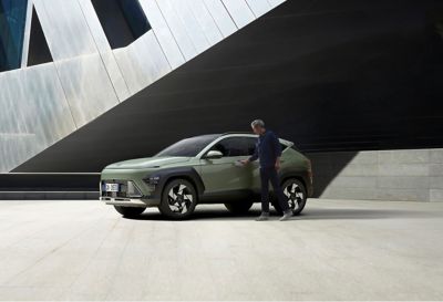 Nuova Hyundai KONA con uomo che apre lo sportello