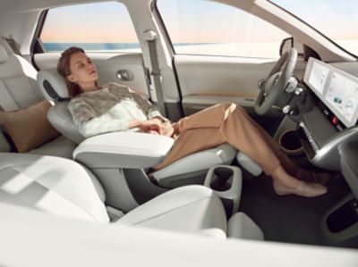 Ragazza si riposa sui sedili reclinabili di Hyundai IONIQ