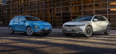 Elbilene KONA Electric og IONIQ 5 parkert foran en bygning. Foto.
