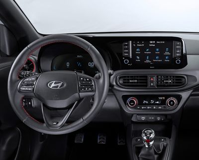 Le cockpit et le tableau de bord de la Hyundai i10 N Line avec écran tactile 8’’.