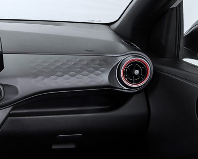 Detalle de la rejilla de ventilación del Hyundai i10 N Line en el lado del copiloto.
