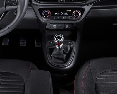 Detalle de la palanca de cambios del Hyundai i10 N Line.