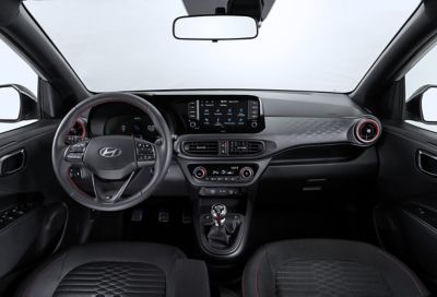 Het sportieve interieur van de Hyundai i10 N Line.