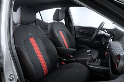 Les sièges avant de la nouvelle Hyundai i10 N Line avec des touches de rouge.