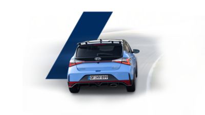 Heckansicht eines blauen Hyundai i20 N. 