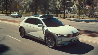 Hyundai IONIQ 5-based Robotaxi 100% elettrico veicolo senza conducente su strada