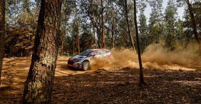 Hyundai i20 N Rally2 in frenata tra gli alberi
