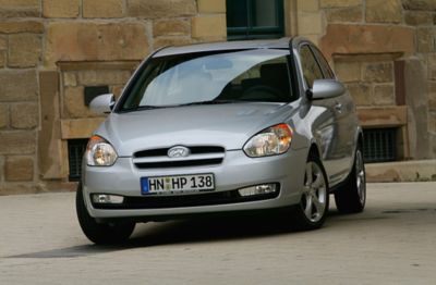 De Hyundai Accent hatchback uit 2006.