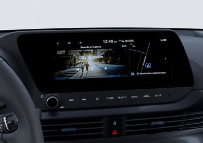 Het strakke en stijlvolle dashboard aan de binnenkant van de Hyundai BAYON compacte crossover SUV.