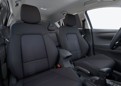 Interior del SUV crossover Hyundai BAYON visto a través de la ventanilla del lado del pasajero.