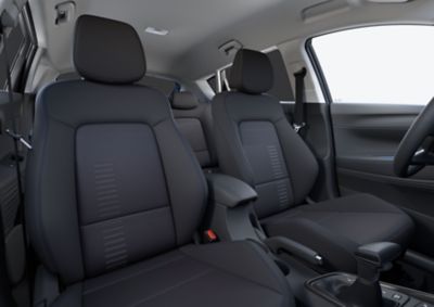 Intérieur du crossover SUV Hyundai BAYON vu à travers la fenêtre du côté passager.