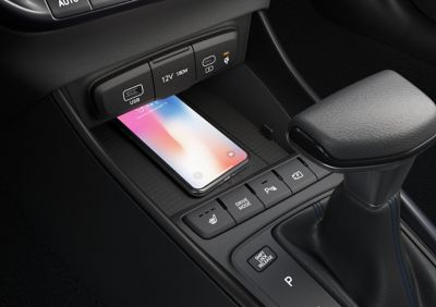 Wireless charging with the centre console of the Hyundai BAYON compact crossover SUV.