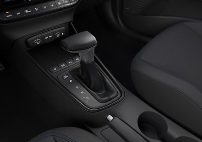 Transmisión de doble embrague de 7 velocidades del interior del SUV crossover Hyundai BAYON.