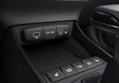 Verschillende USB-poorten in de middenconsole van de Hyundai BAYON compacte crossover SUV.