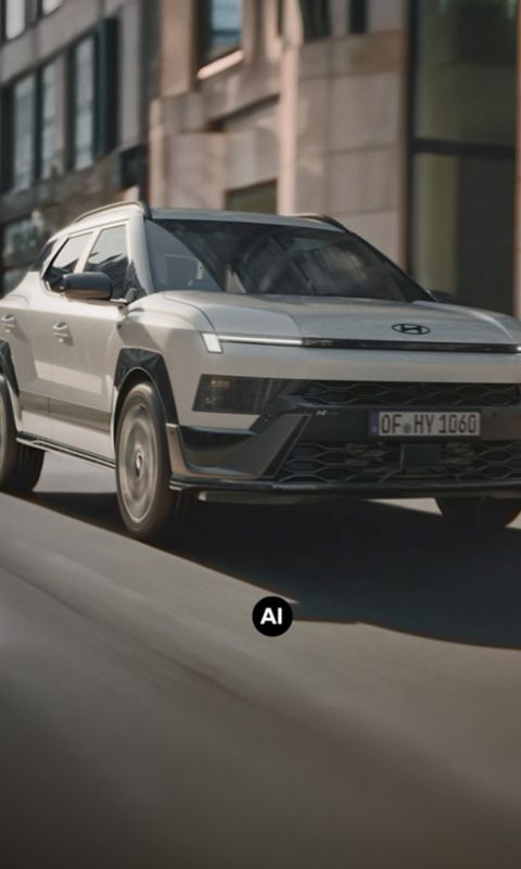 Hyundai BAYON N Line projíždějící městskými ulicemi.