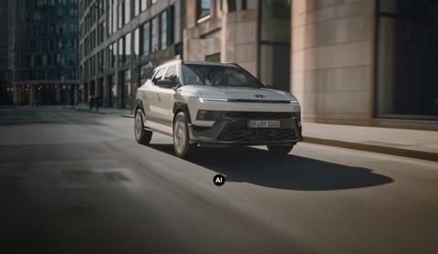 Hyundai BAYON N Line jedoucí městskou ulicí.