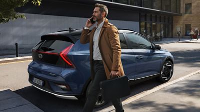 Gli inconfondibili fari a LED a forma di freccia di Hyundai BAYON