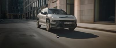 Hyundai BAYON N Line circulant dans la rue de la ville.