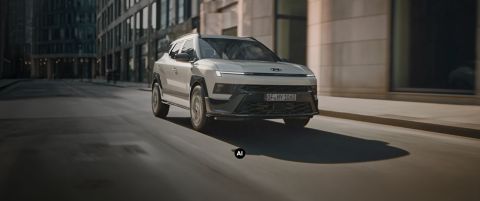 Hyundai BAYON N Line fährt auf der Stadtstrasse.