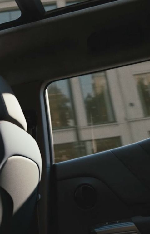 Pohled do interiéru modelu Hyundai BAYON N Line se střešním oknem.