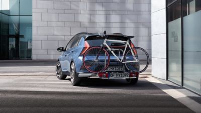 Ein Hyundai BAYON, von hinten, mit einem auf einem Fahrradträger montierten Fahrrad.