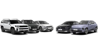 Vijf modellen van Hyundai naast elkaar afgebeeld: SANTA FE, TUCSON, IONIQ 5, IONIQ 6 en KONA.