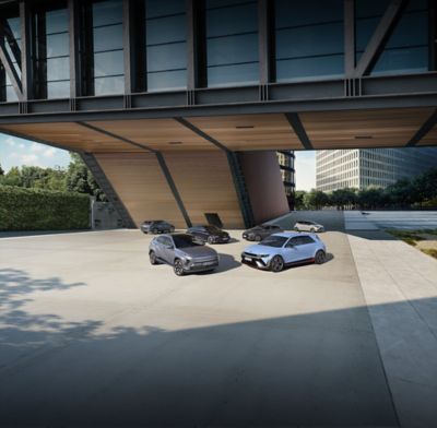 Diverse biler fra Hyundai parkert foran et moderne bygg. Foto.