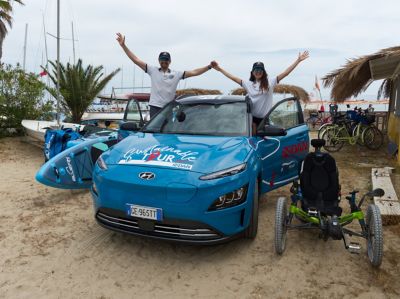 Immagine di due ragazzi fuori dall'auto facenti parte di DAN Europe partner di Hyundai 