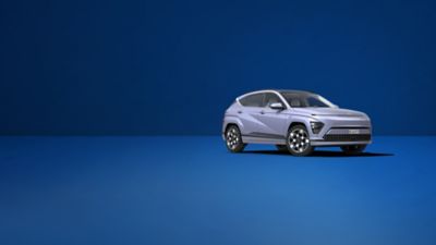 KONA EV su sfondo blu.