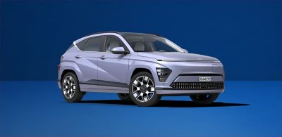 KONA EV su sfondo blu.