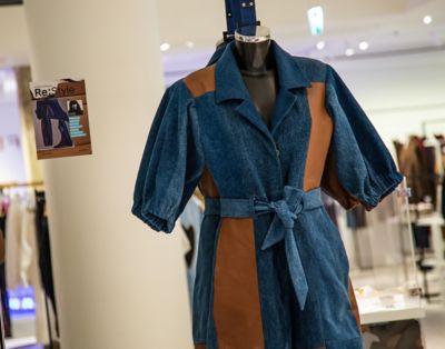 Manichino con vestito in denim realizzato da materiali di scarto appartenenti a veicoli Hyundai