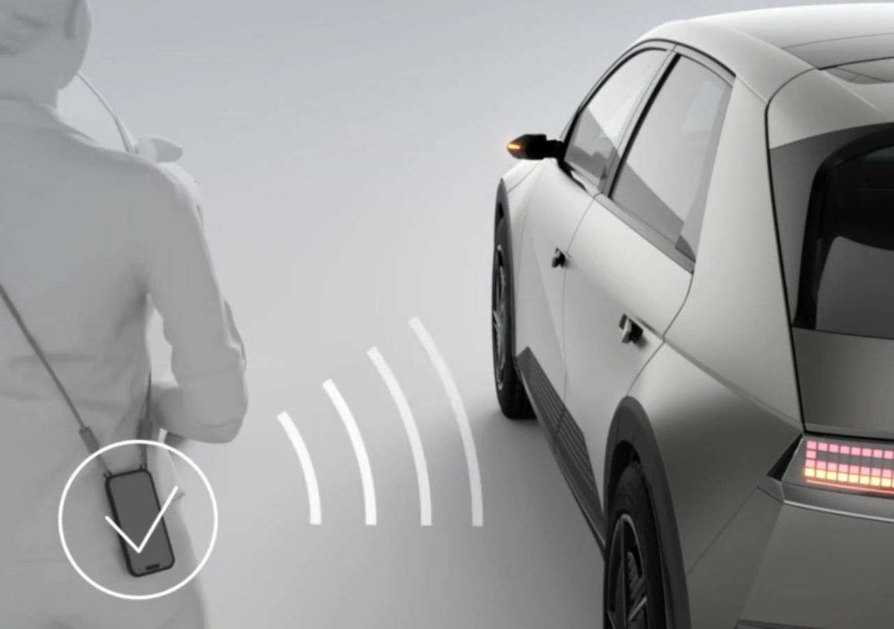 Illustration de la Hyundai Digital Key 2, qui ouvre la porte de l'IONIQ 5.