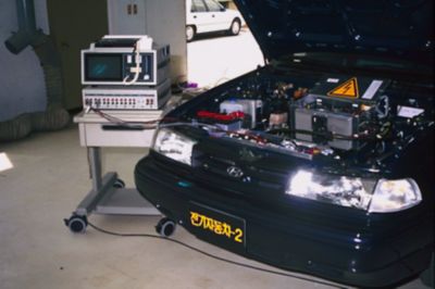 Elbilen Hyundai Excel med åpent panser. Foto.