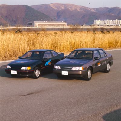 Elbilene Hyundai Sonata og Scoupe parkert side om side. Foto.