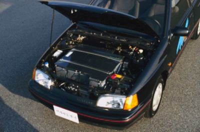 Elbilen Hyundai Scoupe med åpent panser. Foto.