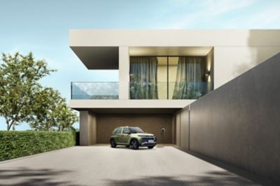Nuova Hyundai BAYON si ferma ad un attraversamento pedonale