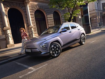 De Hyundai KONA Electric geparkeerd in een straat in de stad.