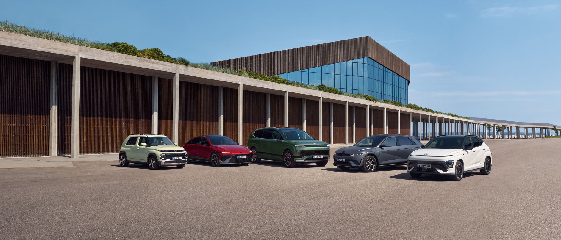 Hyundai sine elbiler parkert foran et moderne bygg. Foto.