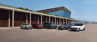 Flera Hyundai-modeller parkerade framför en modern byggnad.